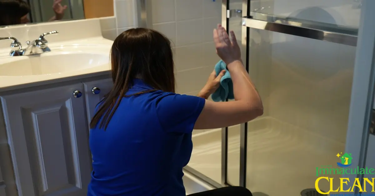 A woman cleaning in the bathroom | IC